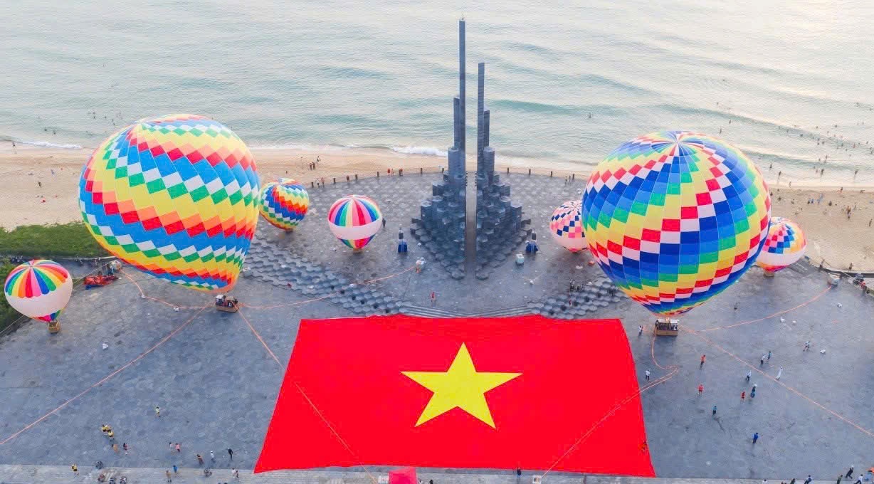 Nhìn từ trên cao, tháp Nghinh Phong nổi bật giữa không gian biển trời, điểm xuyết những khinh khí cầu rực rỡ sắc màu.